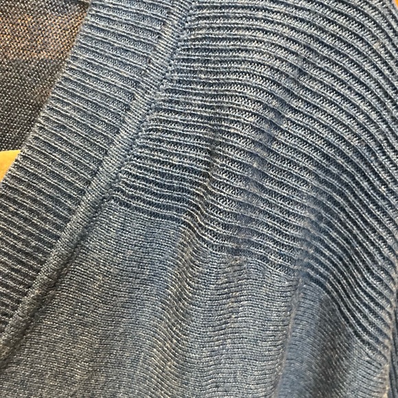 25. WOMENS CHICO’S 2/L DETAIL SWEATER - Picture 4 of 5